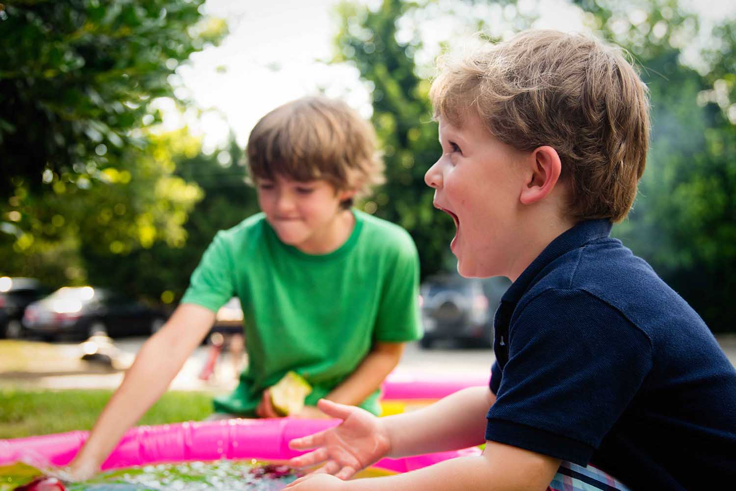 enfant crèche joue